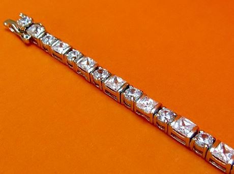 Image de « Zircones classiques », bracelet de tennis en argent sterling avec des zircones cubiques rondes et carrées