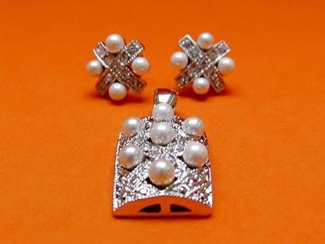 Afbeeldingen van “Diagonaal weefsel” set van hangertje en oorknopjes in sterling zilver met witte zoetwaterparels