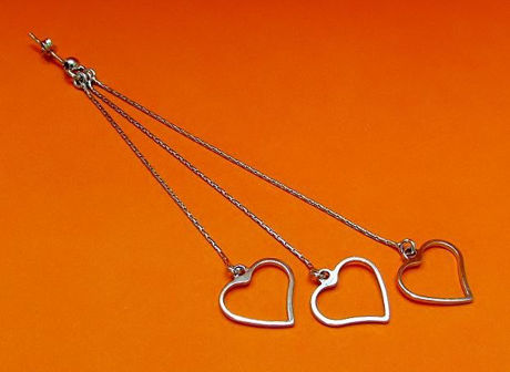 Image de « Cœurs », boucles d'oreilles pendantes italiennes entièrement en argent sterling avec des chaînettes terminées d'un cœur ouvert