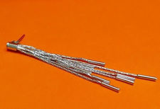 Image de « Linéaires », boucles d'oreilles pendantes italiennes entièrement en argent sterling avec des chaînettes terminées de barre polies