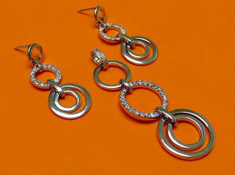 Afbeeldingen van “Perfecte cirkels” set van hangertje en bengelende oorbellen in sterling zilver, een afwisseling van massief zilveren cirkels en cirkels ingelegd met ronde kubiek zirkonia
