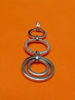 Afbeeldingen van “Perfecte cirkels” set van hangertje en bengelende oorbellen in sterling zilver, een afwisseling van massief zilveren cirkels en cirkels ingelegd met ronde kubiek zirkonia