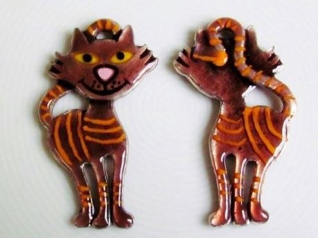 Picture of 64x36 mm, smiling tabby cat in chocolate brown enamel, pendant, Zamak, double sided design