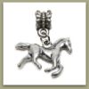 Afbeeldingen van 4x6 mm, buisjes kralen met bedeltje, legering, verzilverd, sierlijk galopperend paardje, 2 stuks