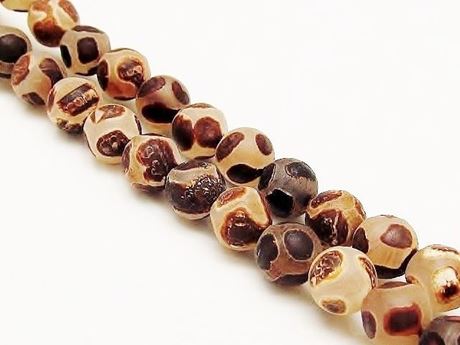 Picture of 8x8 mm, round, gemstone beads, agate, Tibetan style, deep brown on white, frosted