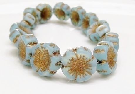 Image de 14x14 mm, perles de verre pressé tchèque, fleur hawaïenne, bleu ciel, mat, patine à effet dorée à l'ancienne