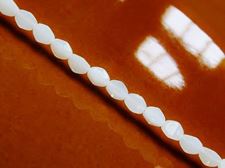 Image de 5x3 mm, toupies Pinch, perles de verre tchèque, blanc albâtre, translucide