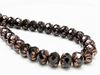 Image de 7x10 mm, perles rondelles sculptées, tchèques, noires, opaques, bords en bronze rouille