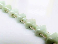 Image de 5x5 mm, diagonale, perles Silky mini, de verre tchèque, 2 trous, blanc craie, opaque, lustré vert céladon pâle