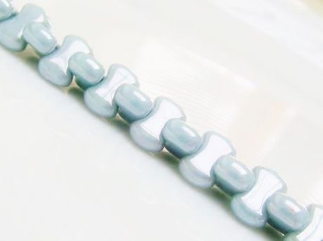 Image de 6x8 mm, CoCo,  perles de verre pressé tchèque, blanc craie, opaque, lustré bleu Columbia