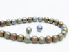 Image de 6x6 mm, rondes, perles de verre pressé tchèque, noires, opaques, iris brun bleu, mat