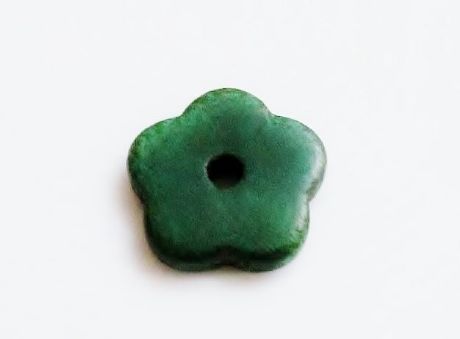 Image de 1.9x1.9 cm, pendentif, marguerite en céramique grecque, vert métallique, mat
