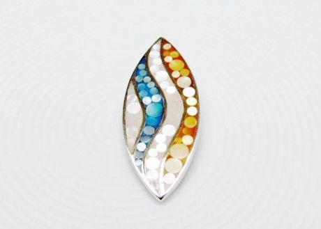 Afbeeldingen van “Zand en zee” ellipsvormig hangertje in sterling zilver ingelegd met golven van parelmoer in wit, oker geel en grijsblauw