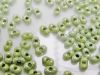 Image de 2x4 mm, perles rocaille japonaises en forme d'arachide, opaque, vert sauge pâle, 20 grammes