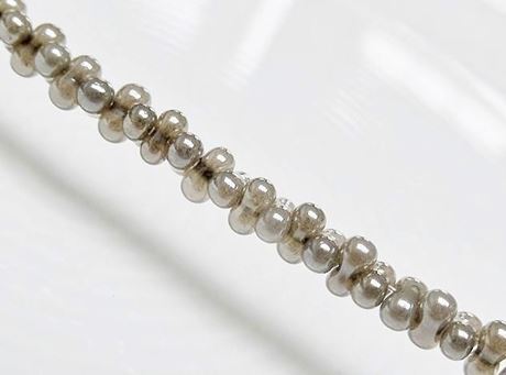 Image de 2x4 mm, perles rocaille japonaises en forme d'arachide, translucide, gris opale chaud