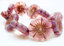 Afbeeldingen van 22x22 mm, Tsjechische geperste glaskralen, Hawaiiaanse bloem, lavendel roze, mat, oud goud patina, 3 stuks
