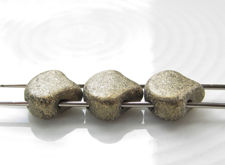 Image de 7.5x7.5 mm, perles en éventail, feuille Ginkgo, de verre tchèque, 2 trous, suède métallique, or
