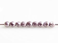 Image de 2x2 mm, perles tchèques, une soupe de différentes formes rondes, presque mauve ou mauve argenté, opaque, métallique saturé