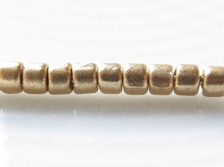 Afbeeldingen van Tsjechische cilinder rocailles, maat 10, metaalkleur, vlas of licht goud, mat, 5 gram
