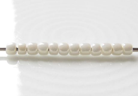 Picture of Japanese seed bead, round, size 11/0, Toho, transparent, Navajo white, luster